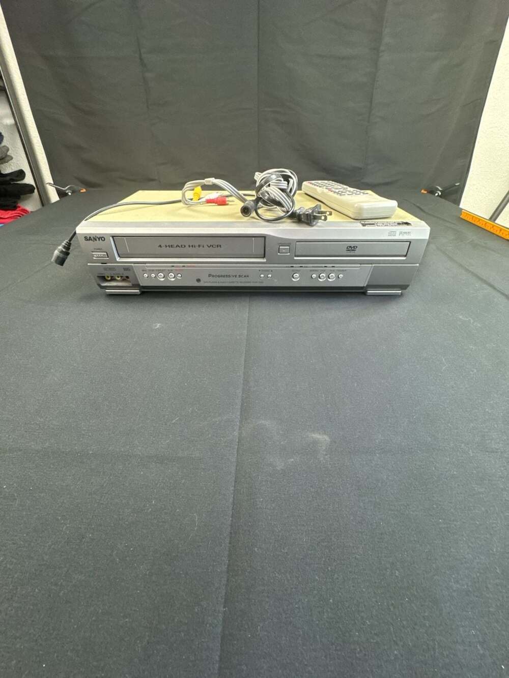 Sanyo DVW-7200 DVD Player & Video Cassette Recorder Combo with Remote
